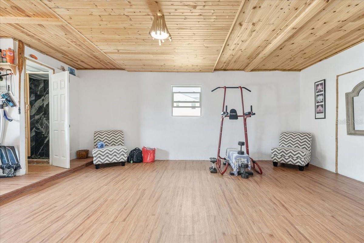 19 N PINE CIR, BELLEAIR, FL, 33756