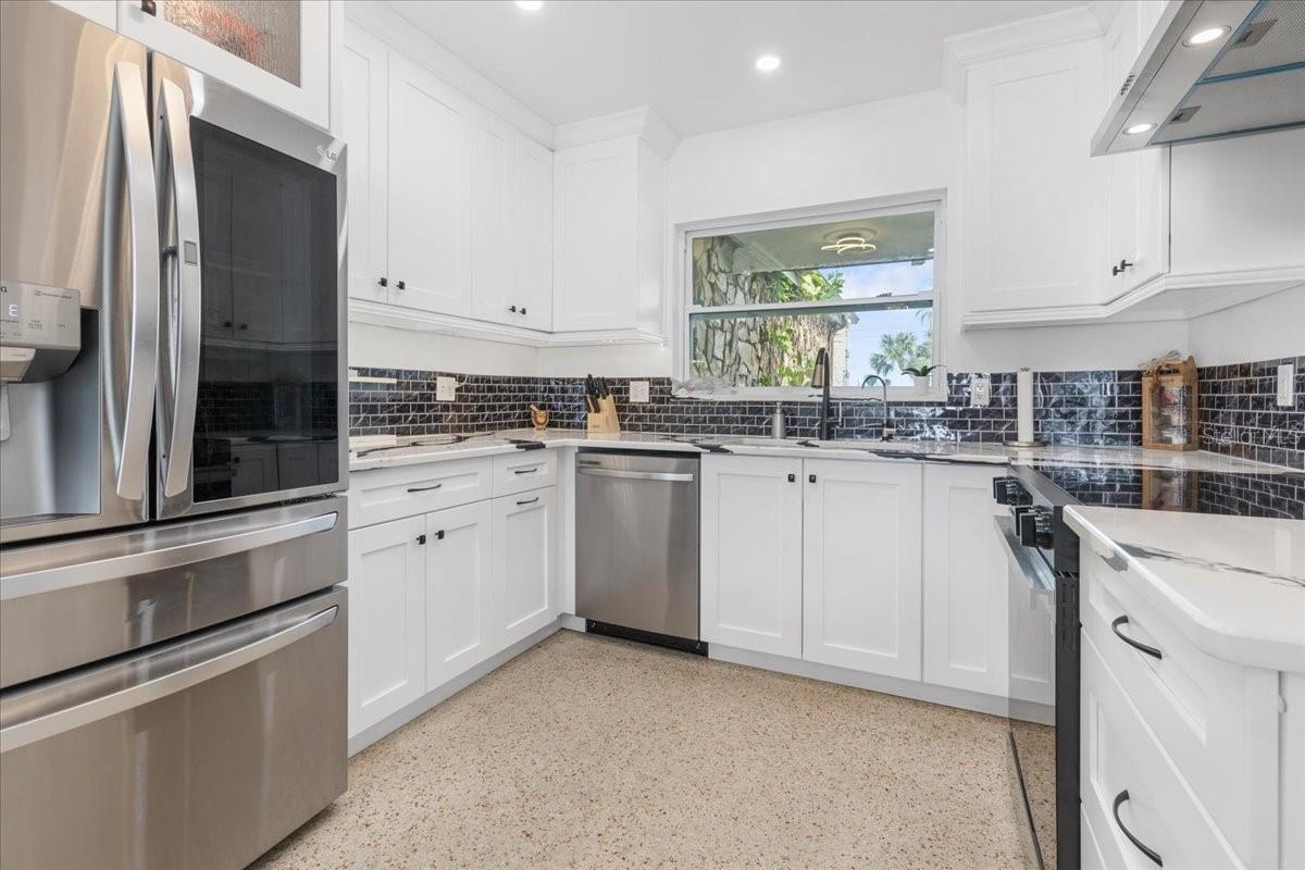 19 N PINE CIR, BELLEAIR, FL, 33756