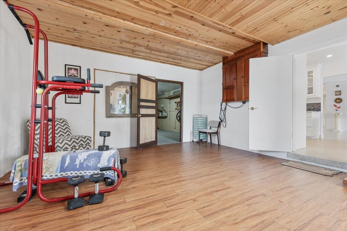 19 N PINE CIR, BELLEAIR, FL, 33756