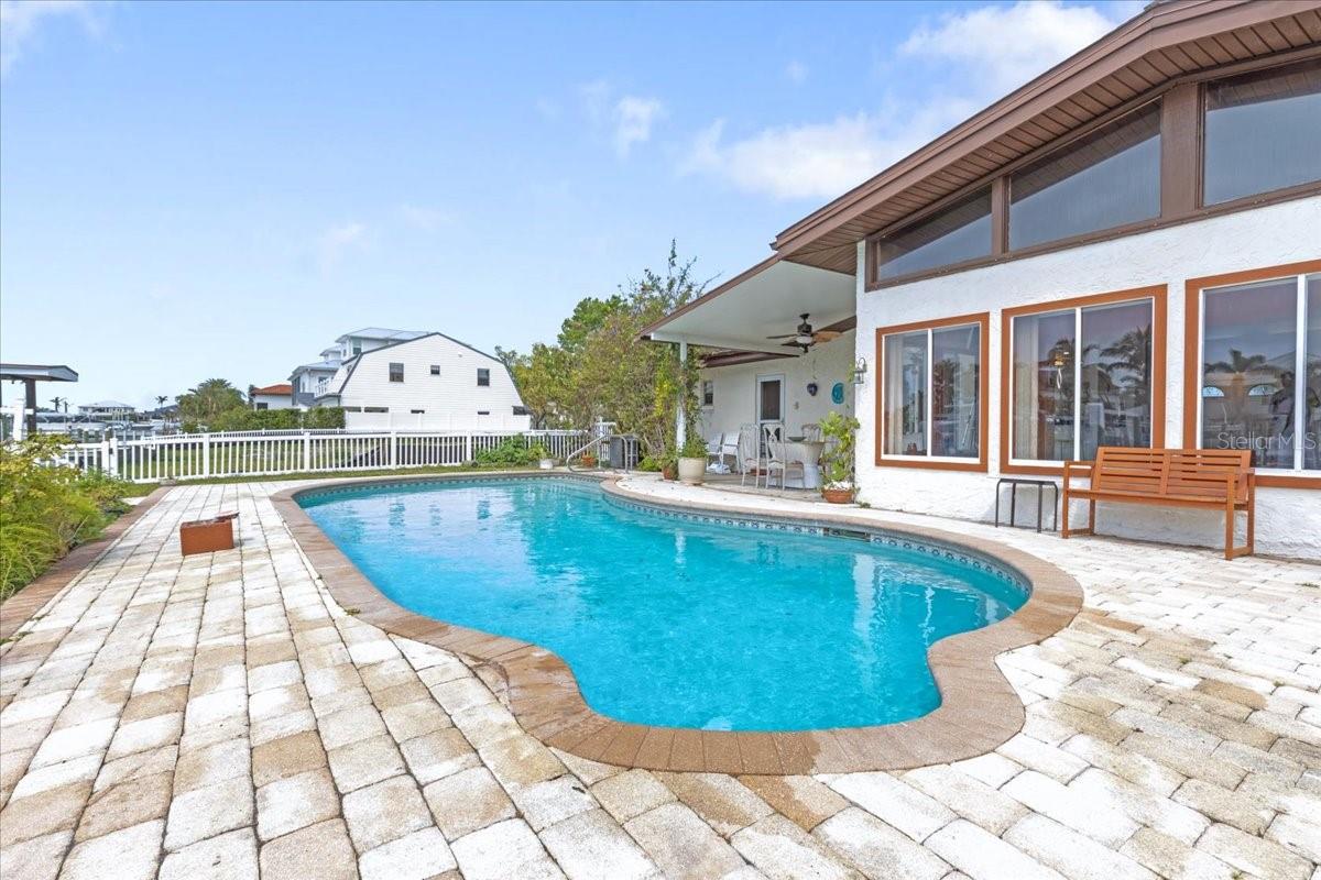 19 N PINE CIR, BELLEAIR, FL, 33756