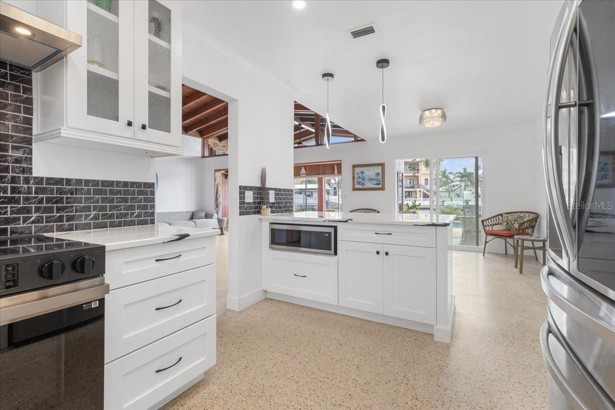 19 N PINE CIR, BELLEAIR, FL, 33756