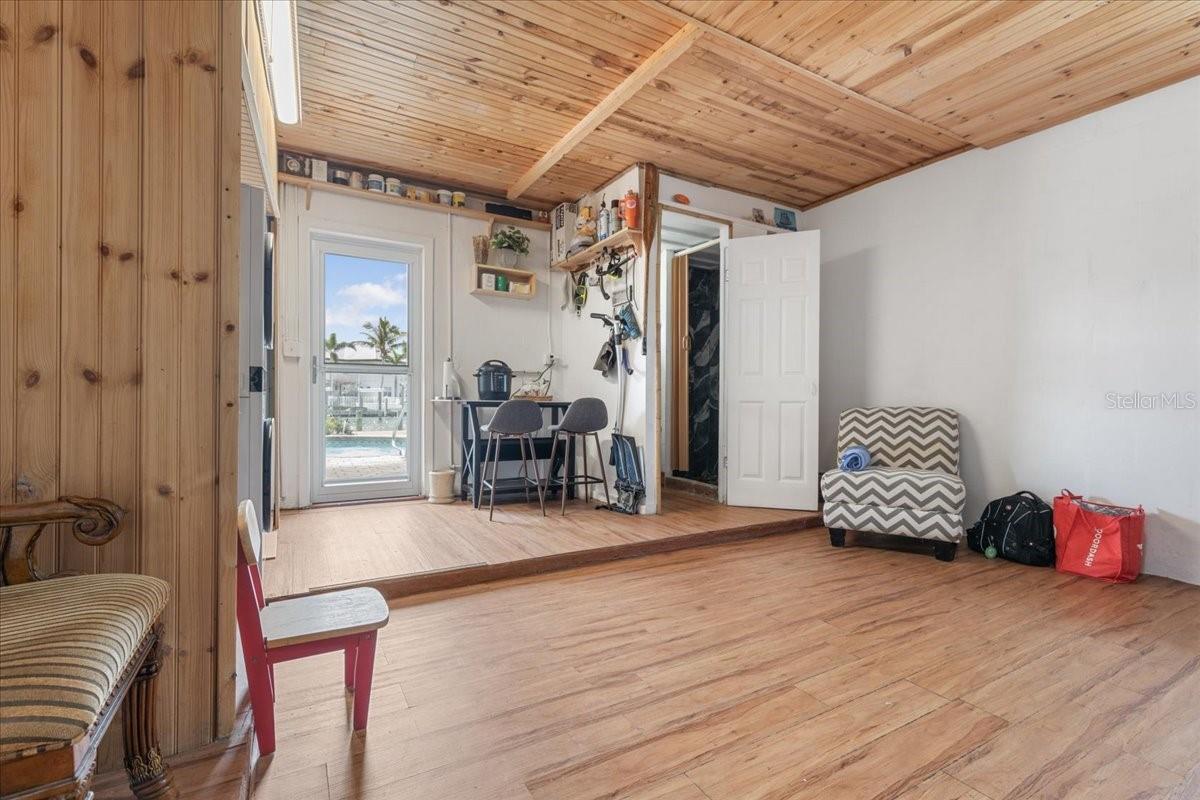 19 N PINE CIR, BELLEAIR, FL, 33756