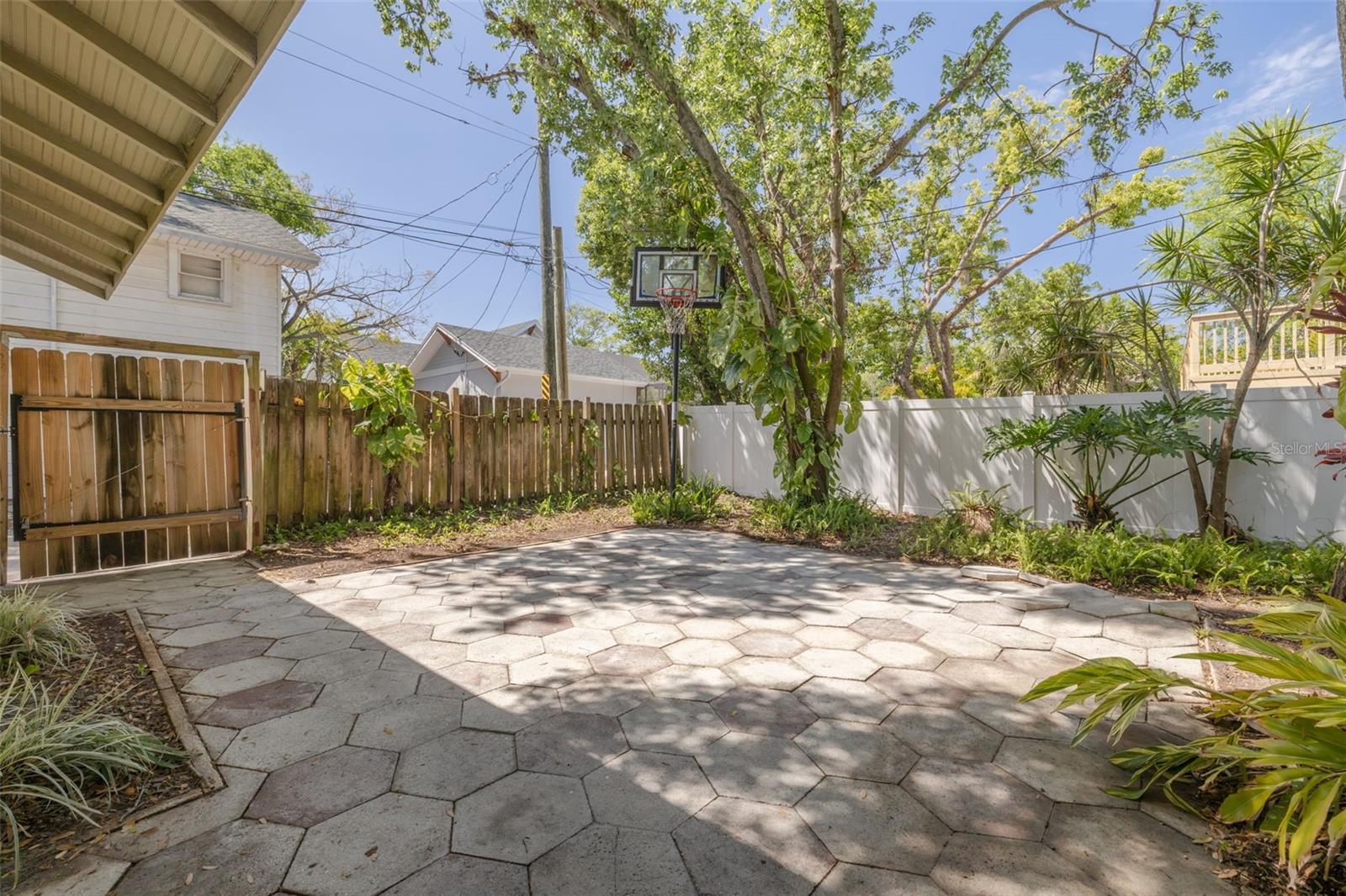 300 16TH AVE N, ST PETERSBURG, FL, 33704