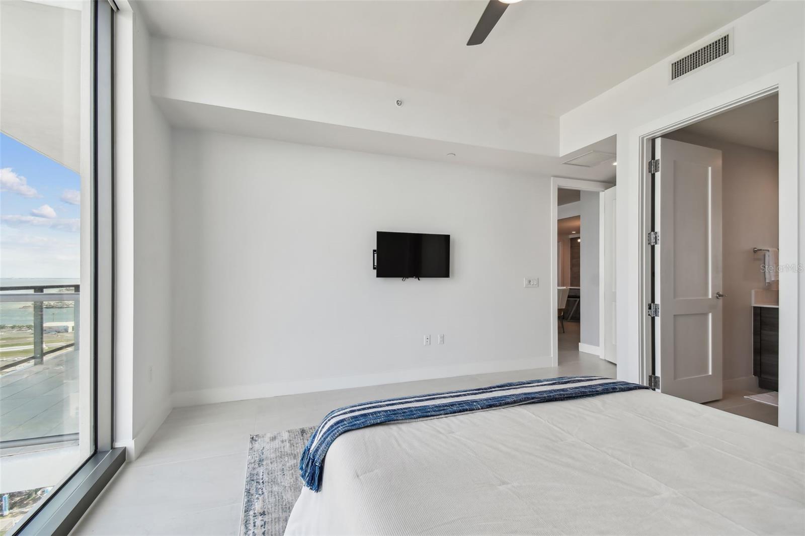 301 1ST ST S #2402, ST PETERSBURG, FL, 33701