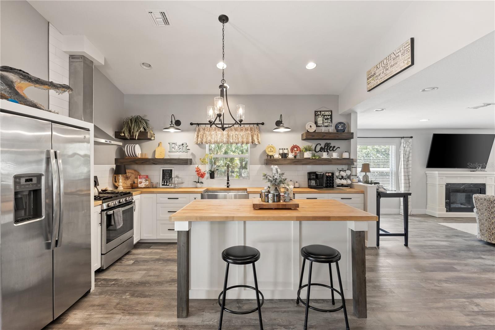 202 LAUREL OAKS RD, NOKOMIS, FL, 34275