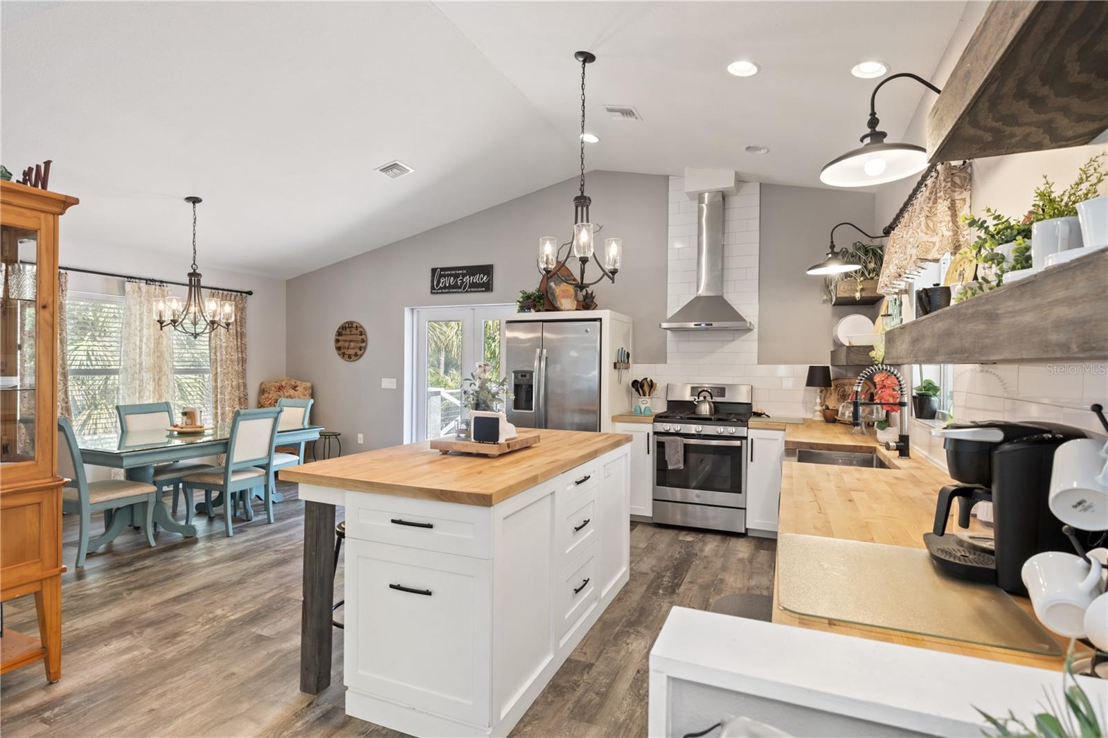 202 LAUREL OAKS RD, NOKOMIS, FL, 34275