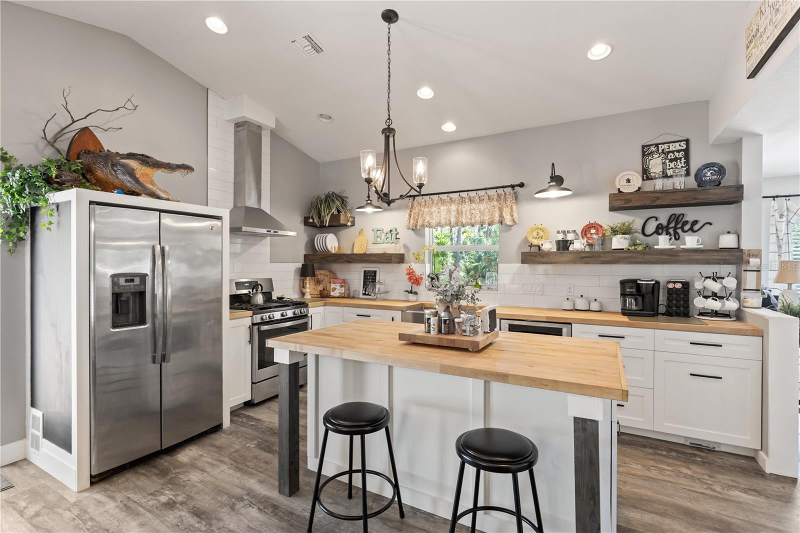 202 LAUREL OAKS RD, NOKOMIS, FL, 34275