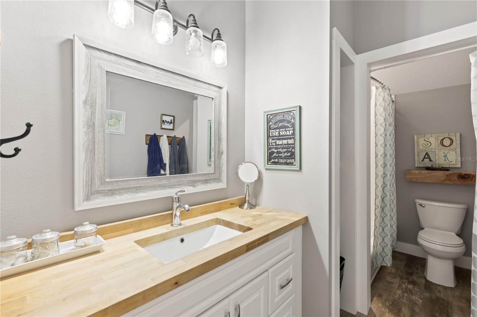 202 LAUREL OAKS RD, NOKOMIS, FL, 34275