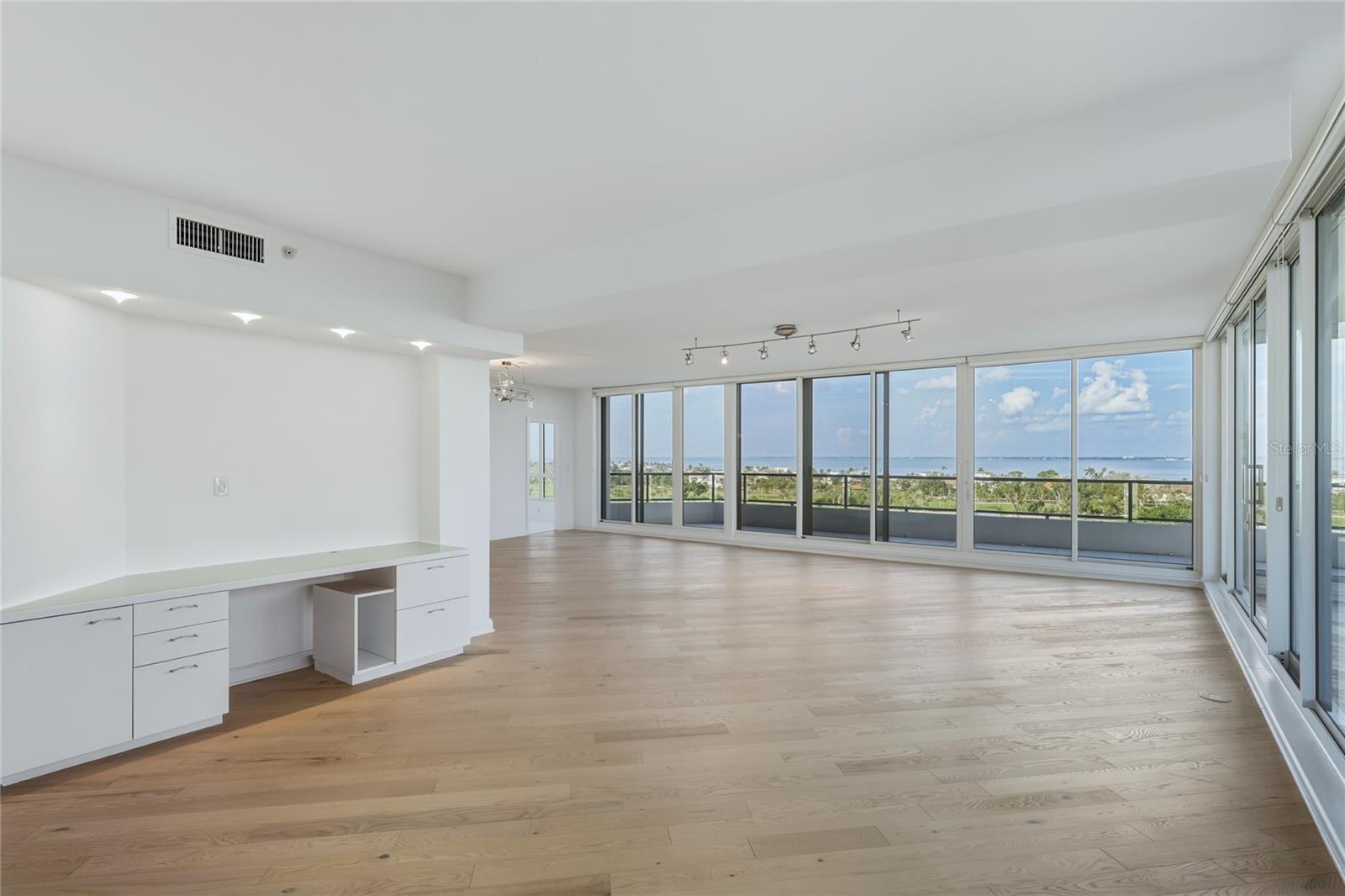 545 SANCTUARY DR #B806, LONGBOAT KEY, FL, 34228