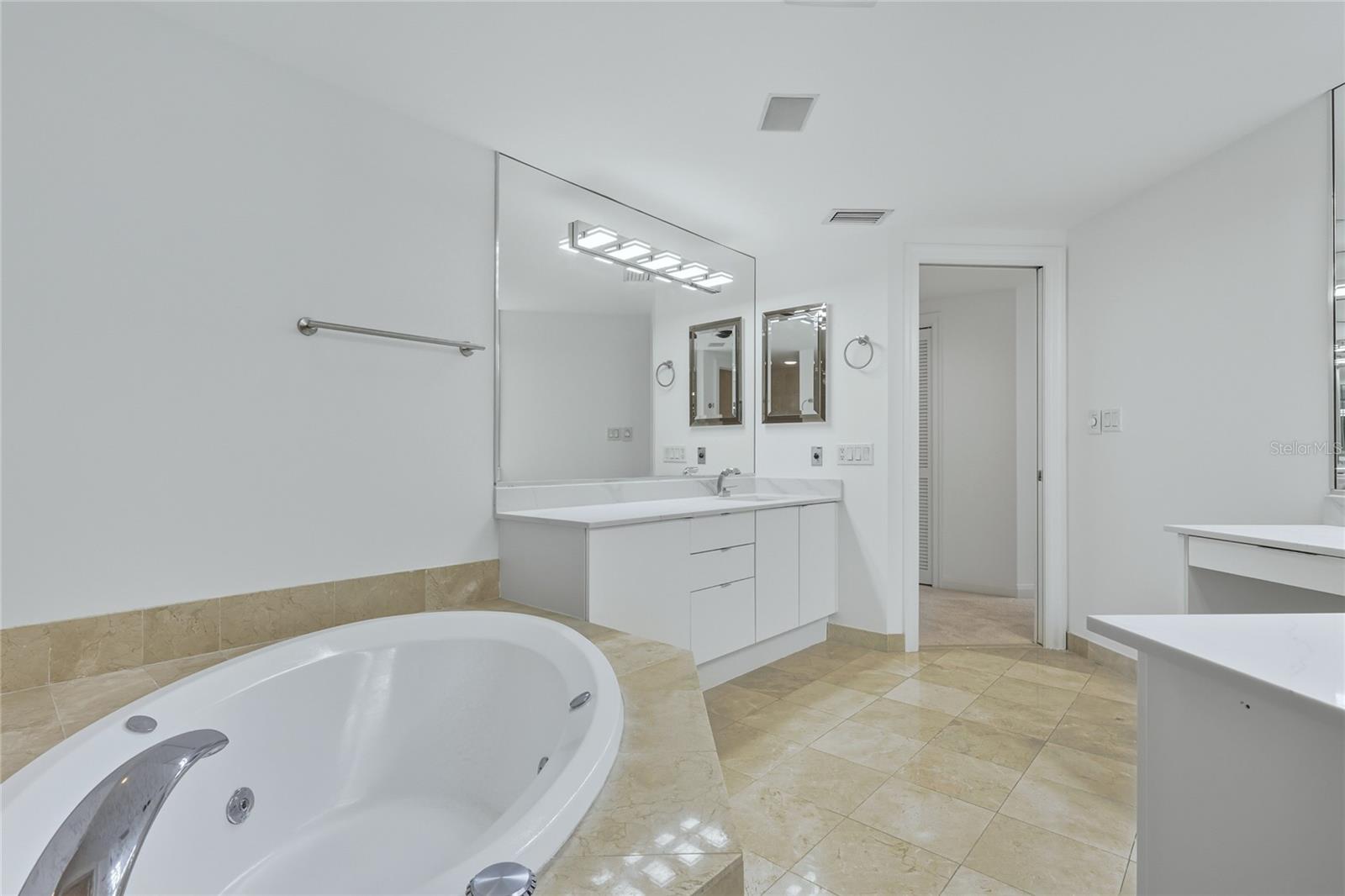 545 SANCTUARY DR #B806, LONGBOAT KEY, FL, 34228