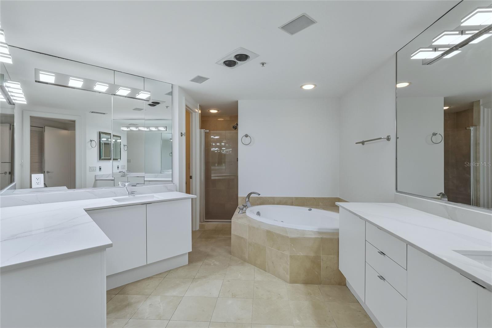 545 SANCTUARY DR #B806, LONGBOAT KEY, FL, 34228