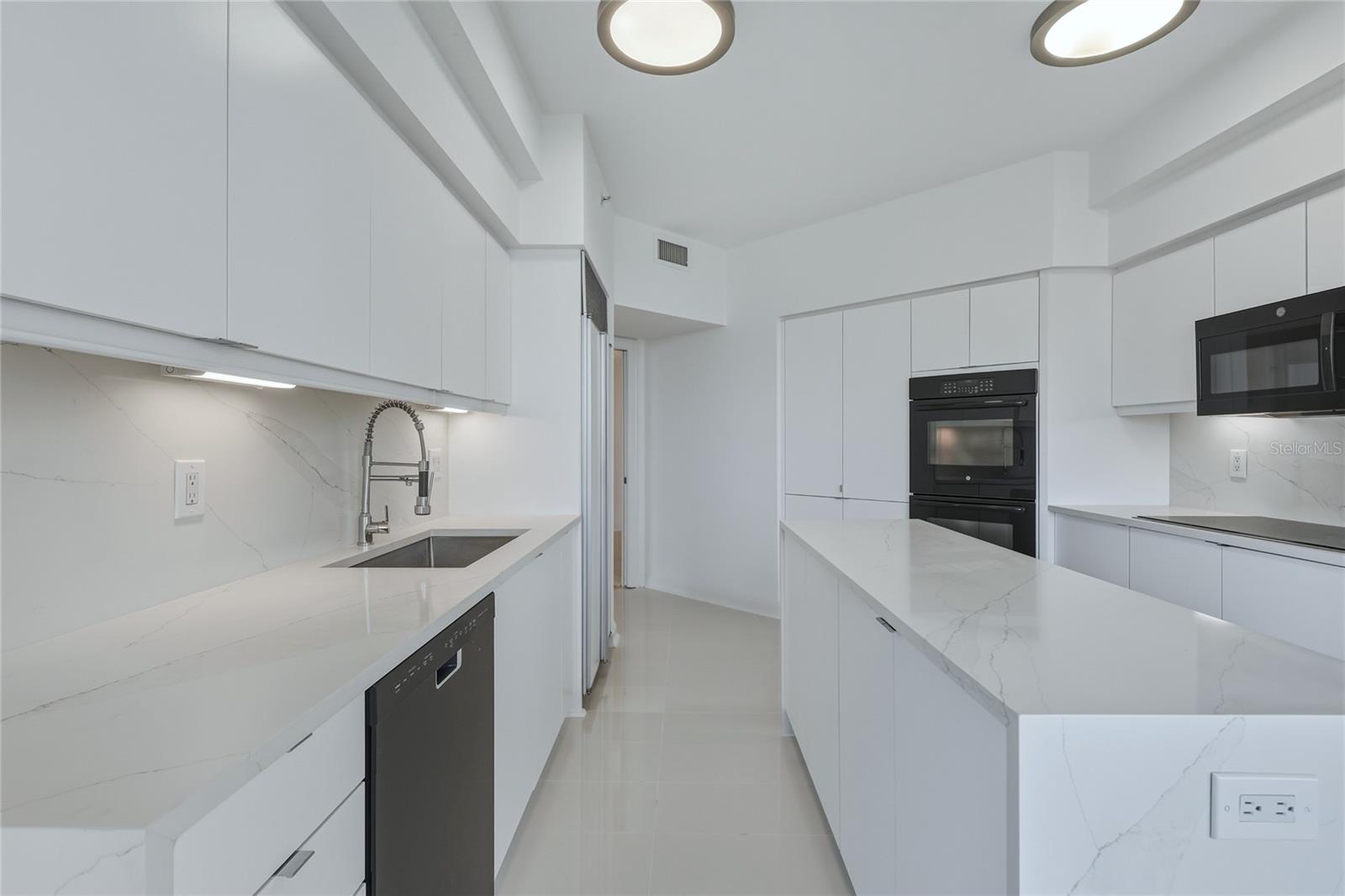 545 SANCTUARY DR #B806, LONGBOAT KEY, FL, 34228