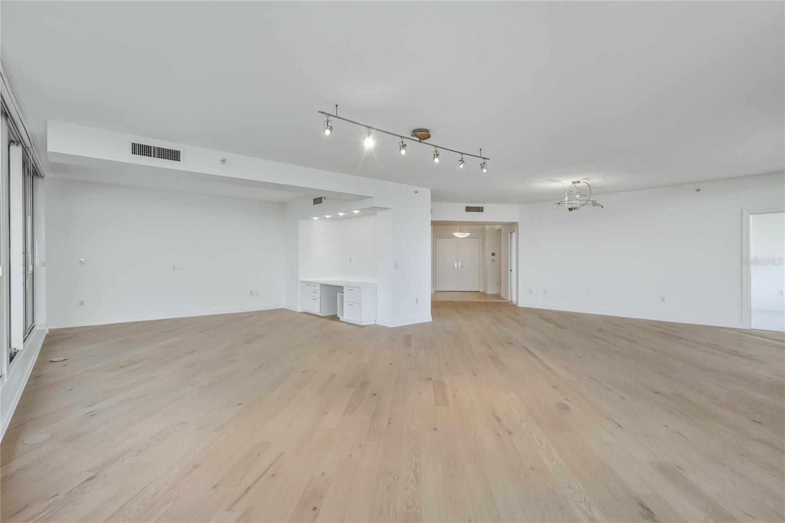545 SANCTUARY DR #B806, LONGBOAT KEY, FL, 34228