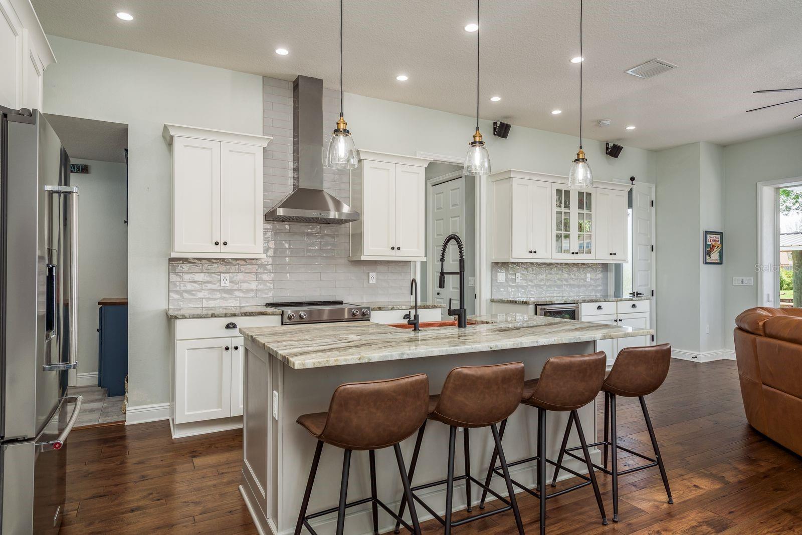 182 E CANAL DR, PALM HARBOR, FL, 34684