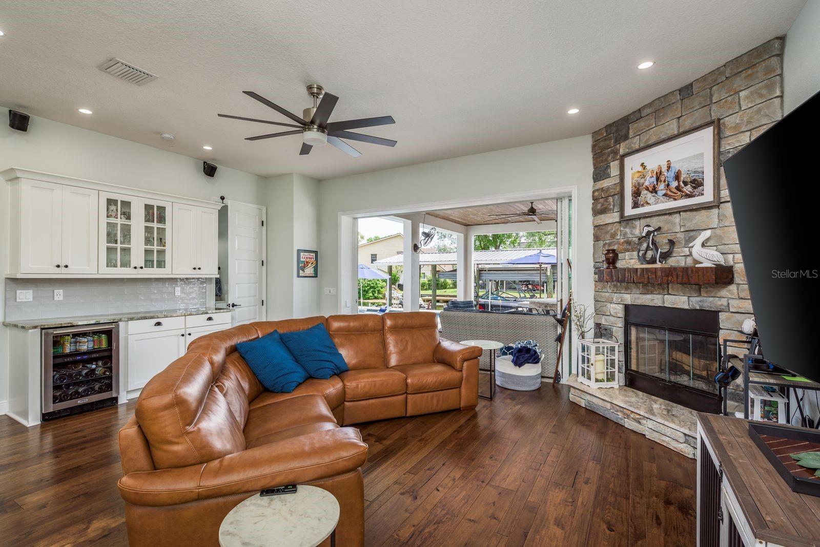 182 E CANAL DR, PALM HARBOR, FL, 34684