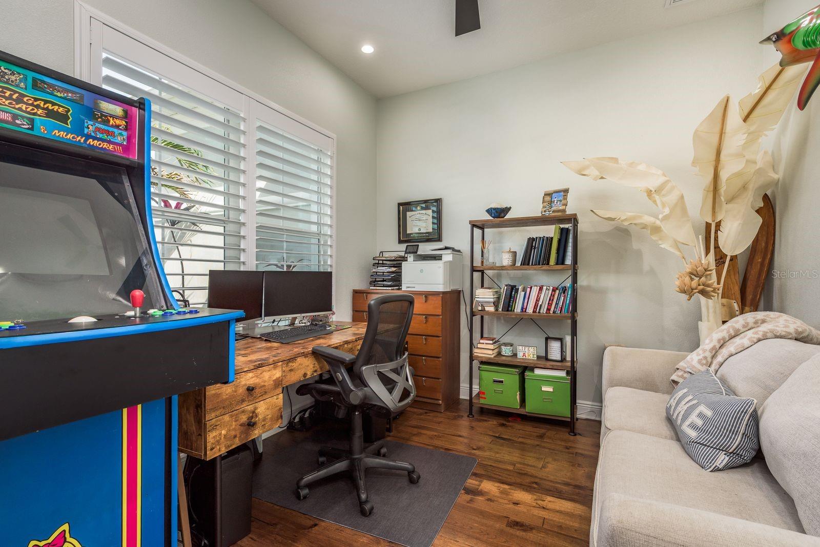 182 E CANAL DR, PALM HARBOR, FL, 34684