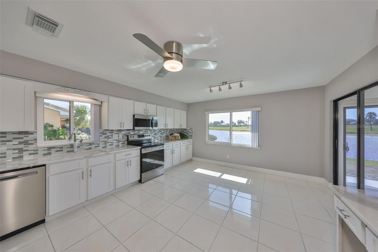 1806 WOLF LAUREL DR, SUN CITY CENTER, FL, 33573