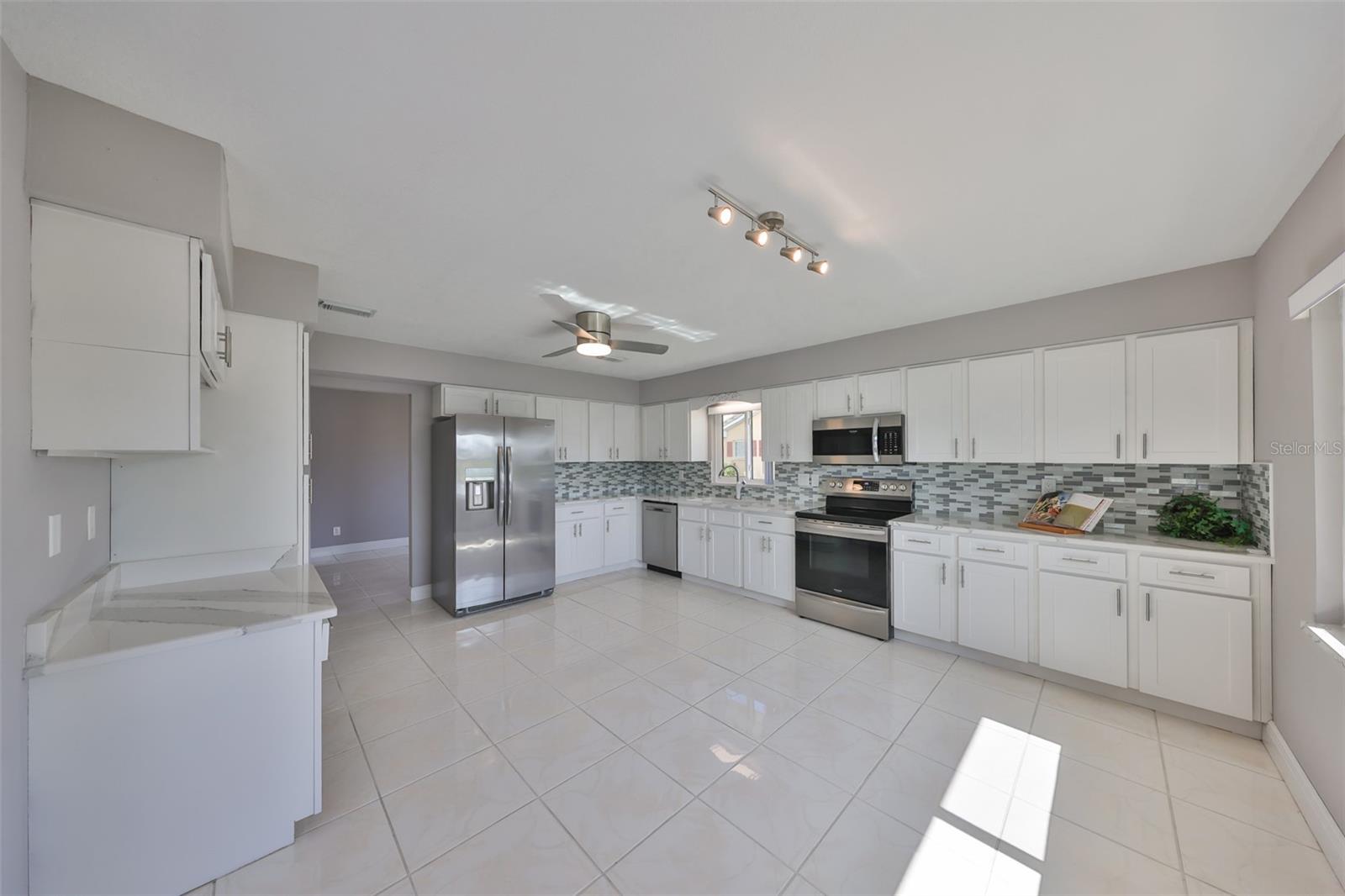 1806 WOLF LAUREL DR, SUN CITY CENTER, FL, 33573