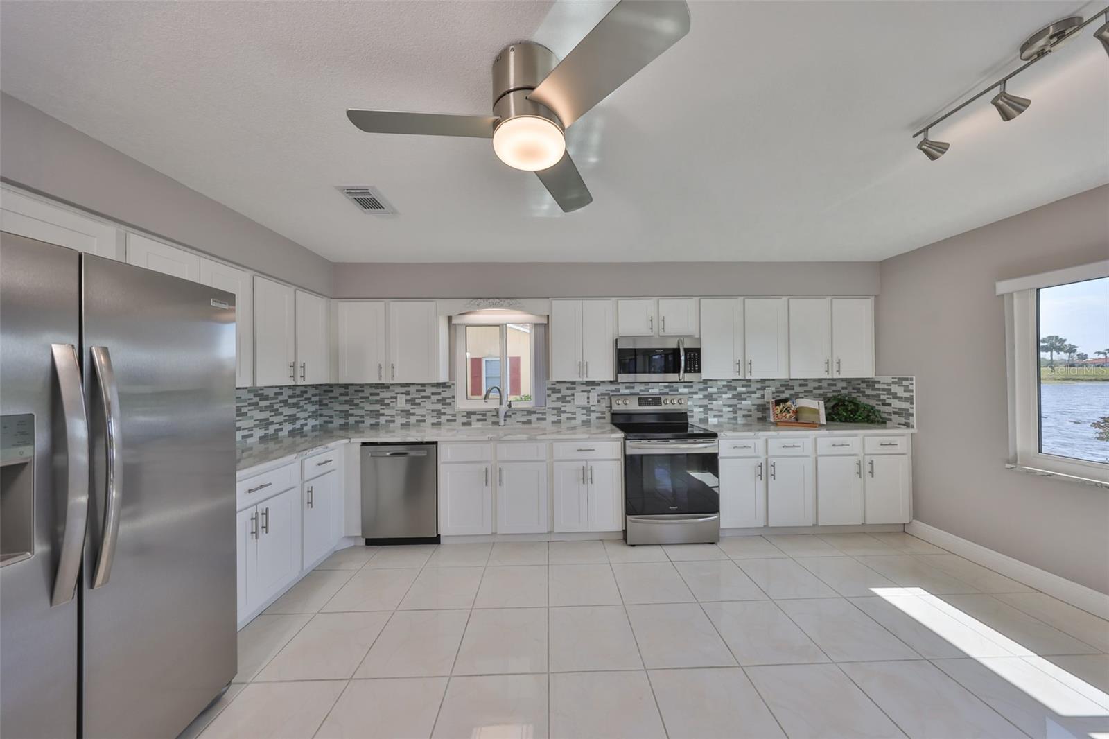 1806 WOLF LAUREL DR, SUN CITY CENTER, FL, 33573