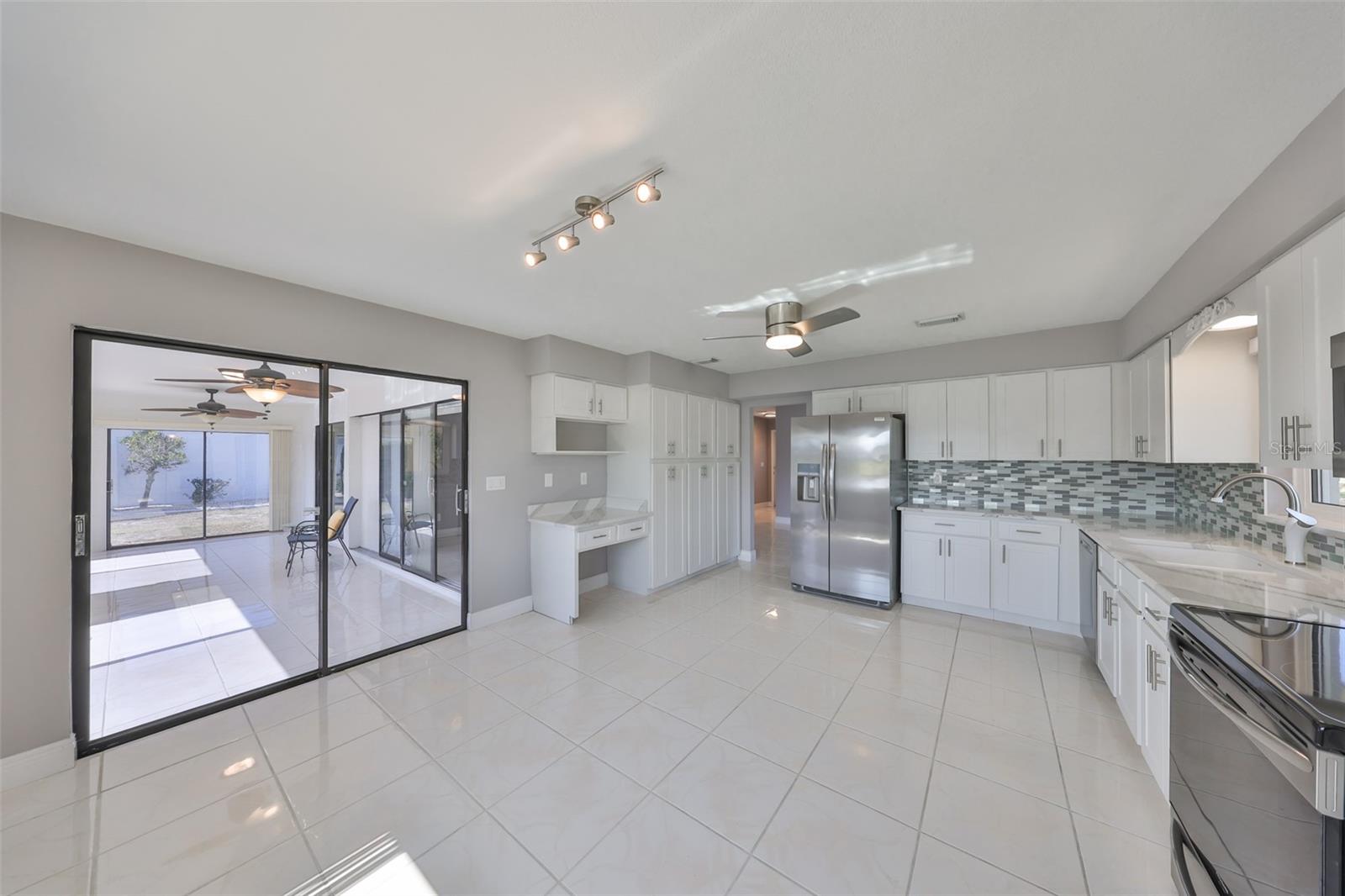 1806 WOLF LAUREL DR, SUN CITY CENTER, FL, 33573