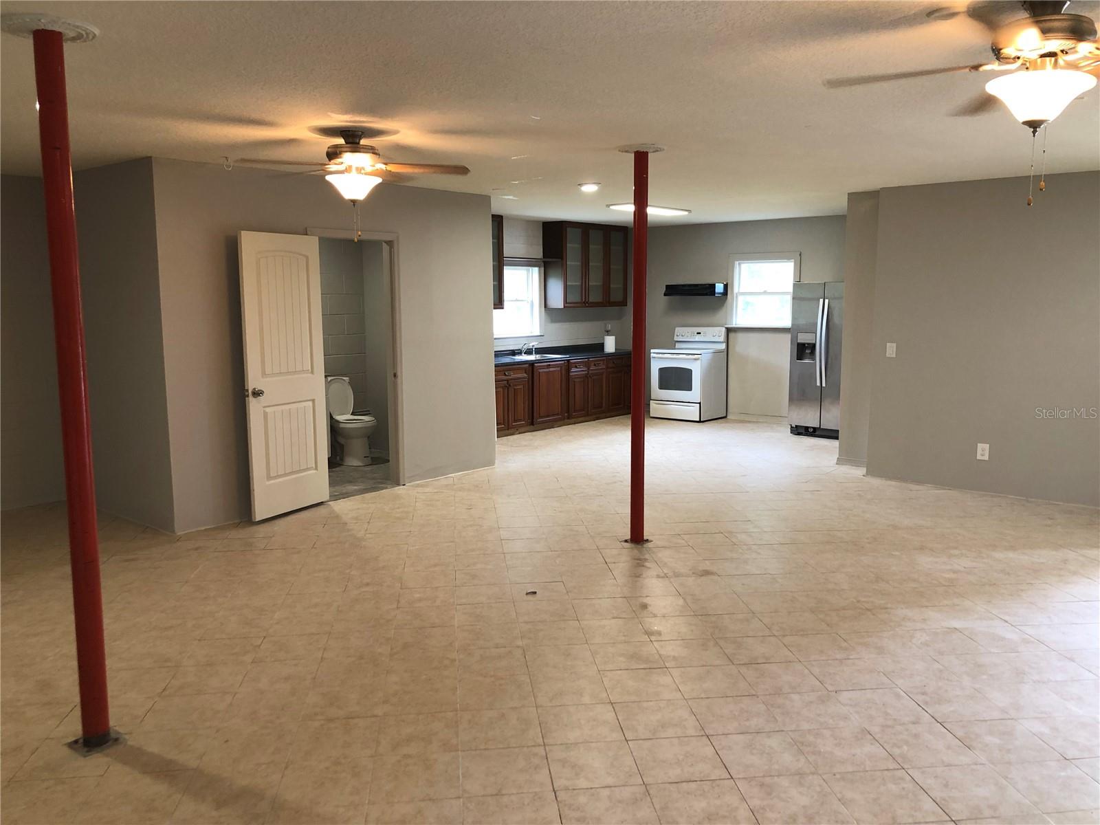 8215 E DEWEY ROBBINS RD, HOWEY IN THE HILLS, FL, 34737