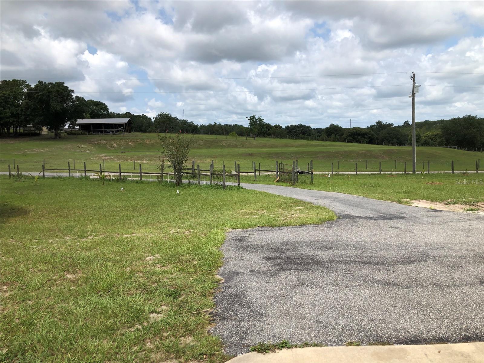 8215 E DEWEY ROBBINS RD, HOWEY IN THE HILLS, FL, 34737