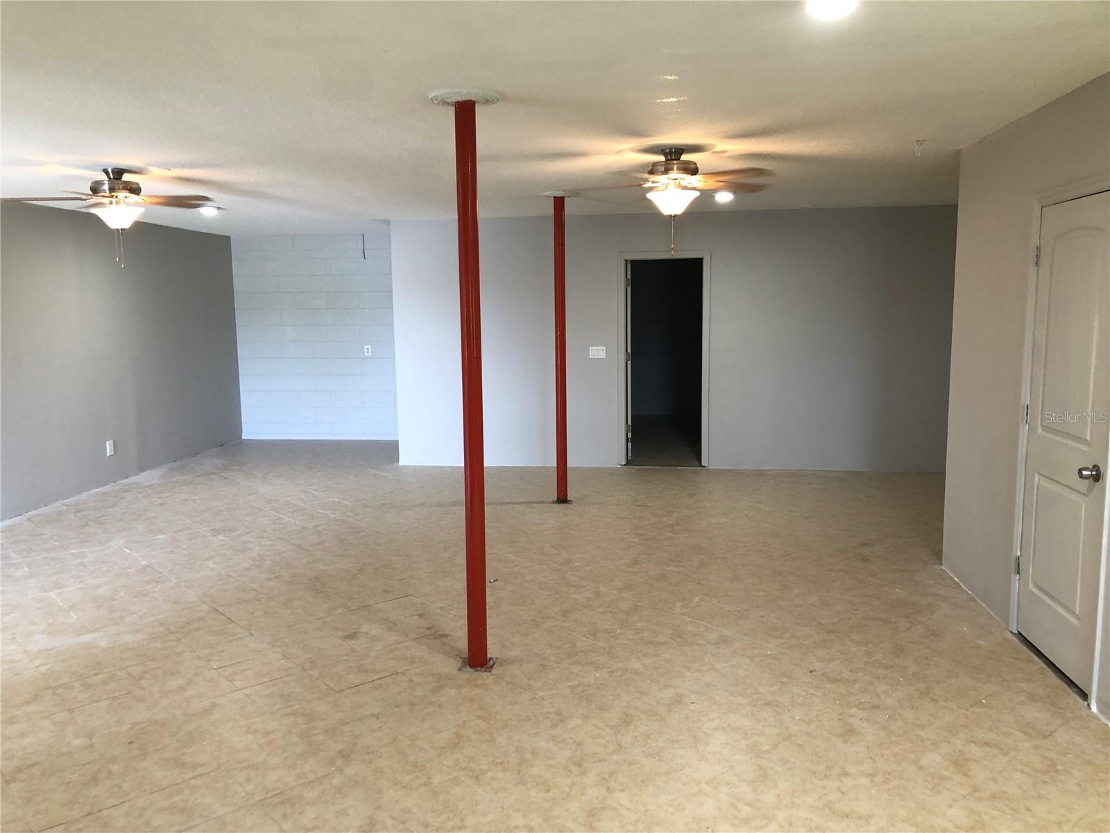 8215 E DEWEY ROBBINS RD, HOWEY IN THE HILLS, FL, 34737