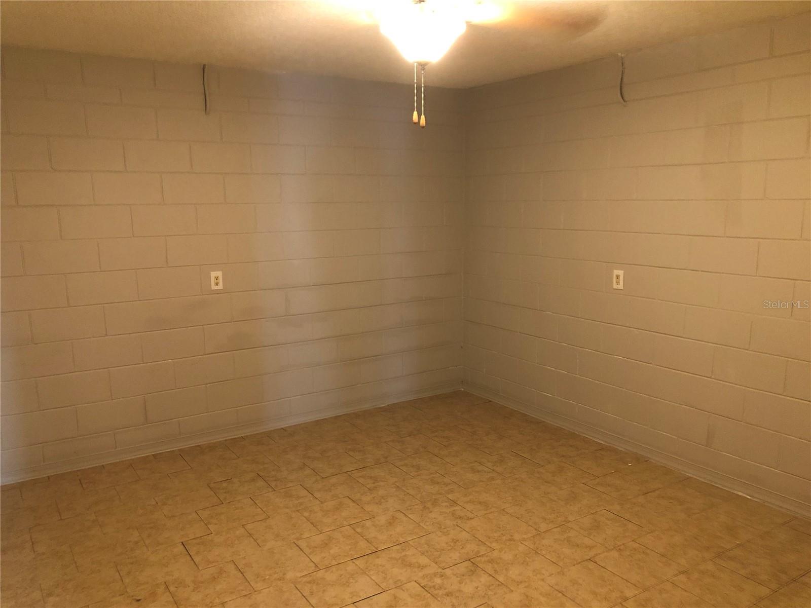 8215 E DEWEY ROBBINS RD, HOWEY IN THE HILLS, FL, 34737