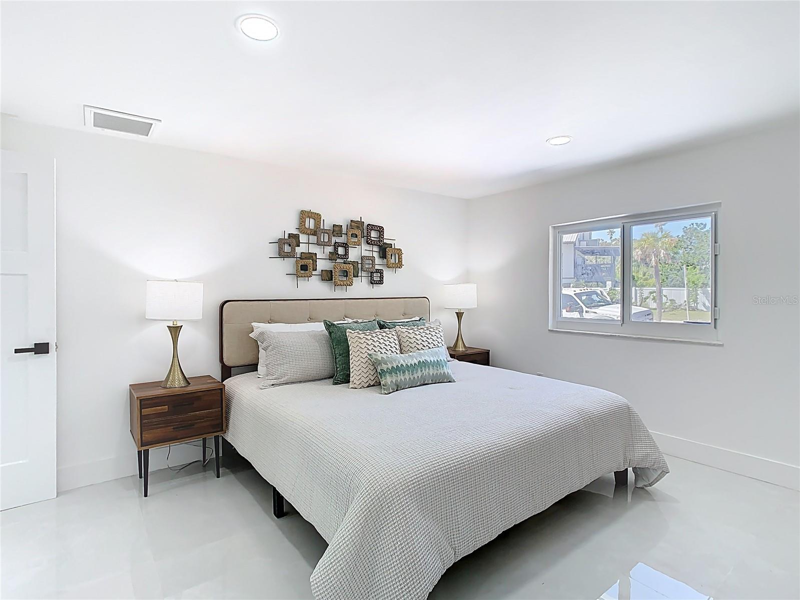 3711 HUNTINGTON ST NE, ST PETERSBURG, FL, 33703