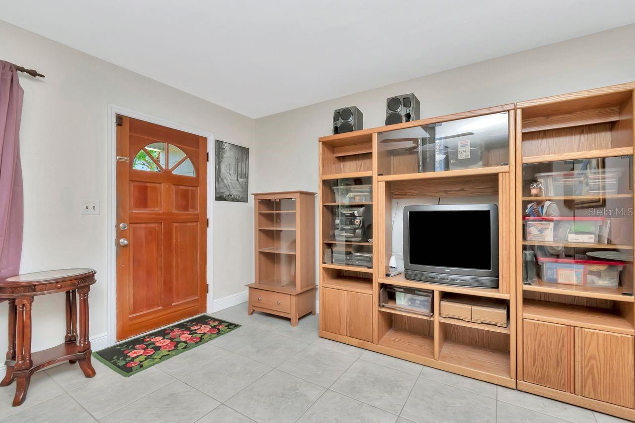 940 43RD AVE NE, ST PETERSBURG, FL, 33703