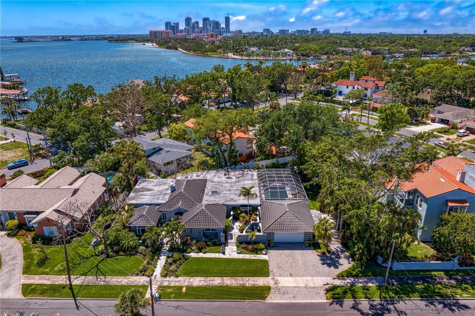 So convenient to downtown St. Petersburg!