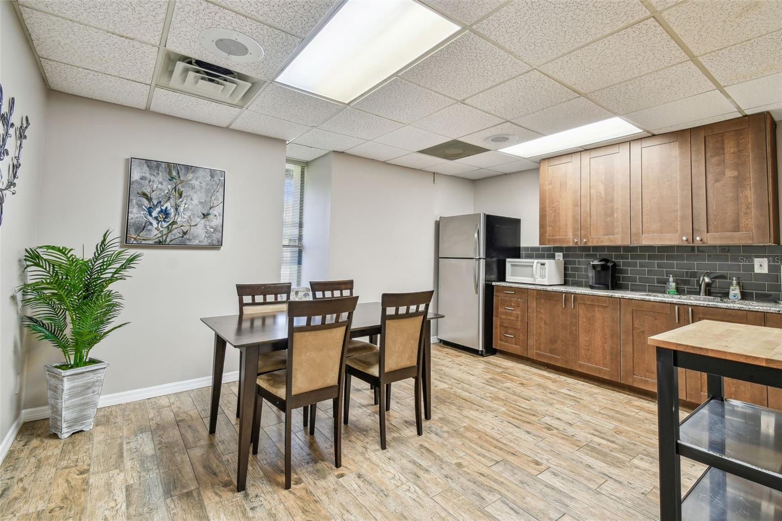 1046 W BUSCH BLVD #300, TAMPA, FL, 33612