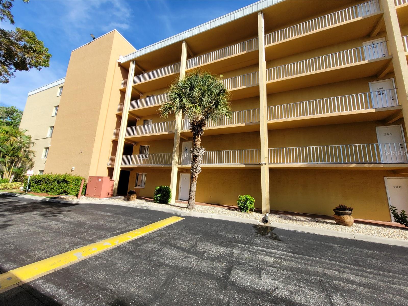 2366 E MALL DR #208, FORT MYERS, FL, 33901