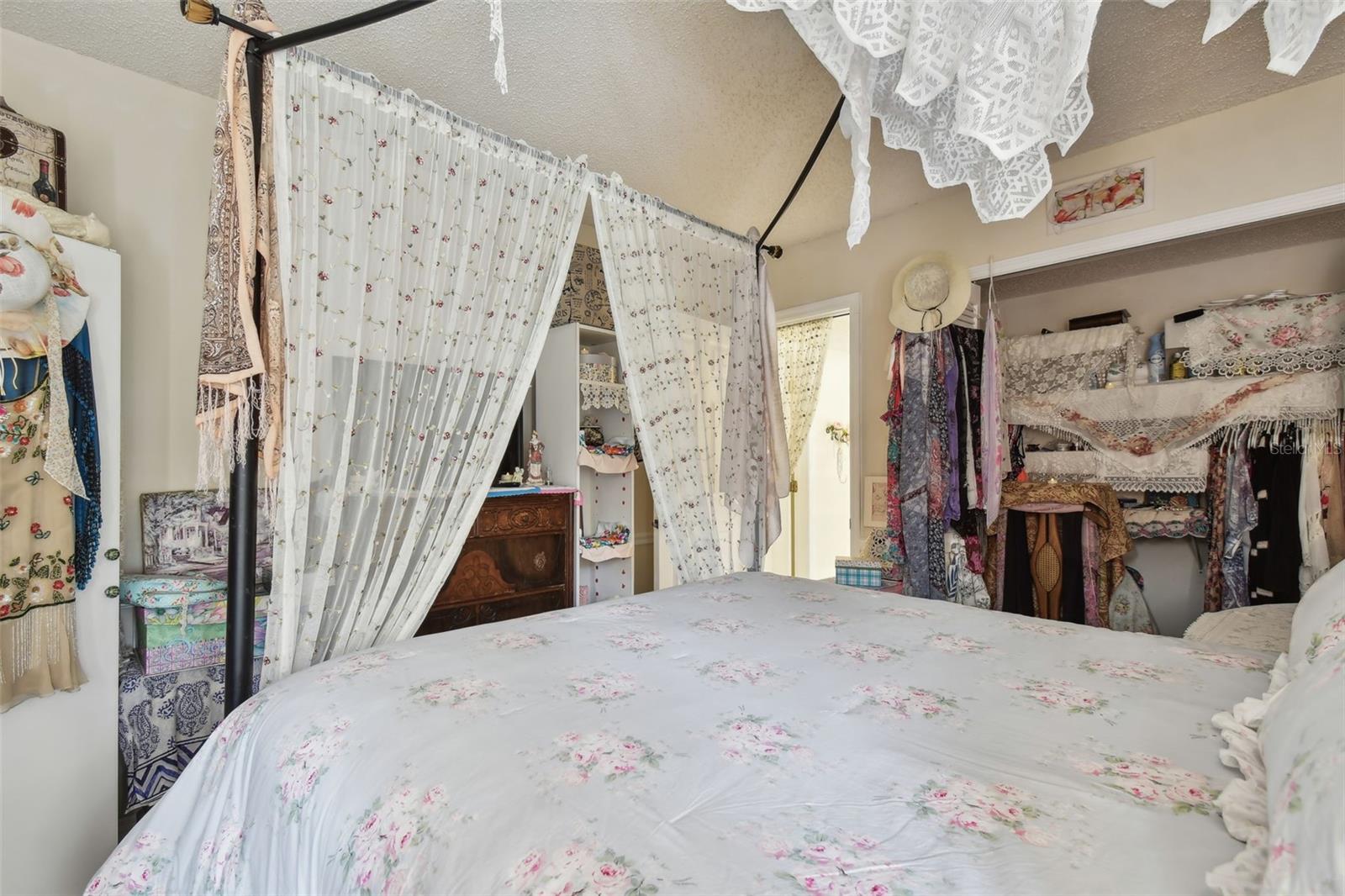 10182 SEMINOLE ISLAND DR, LARGO, FL, 33773