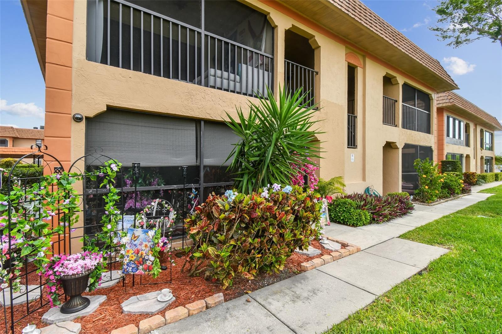 10182 SEMINOLE ISLAND DR, LARGO, FL, 33773