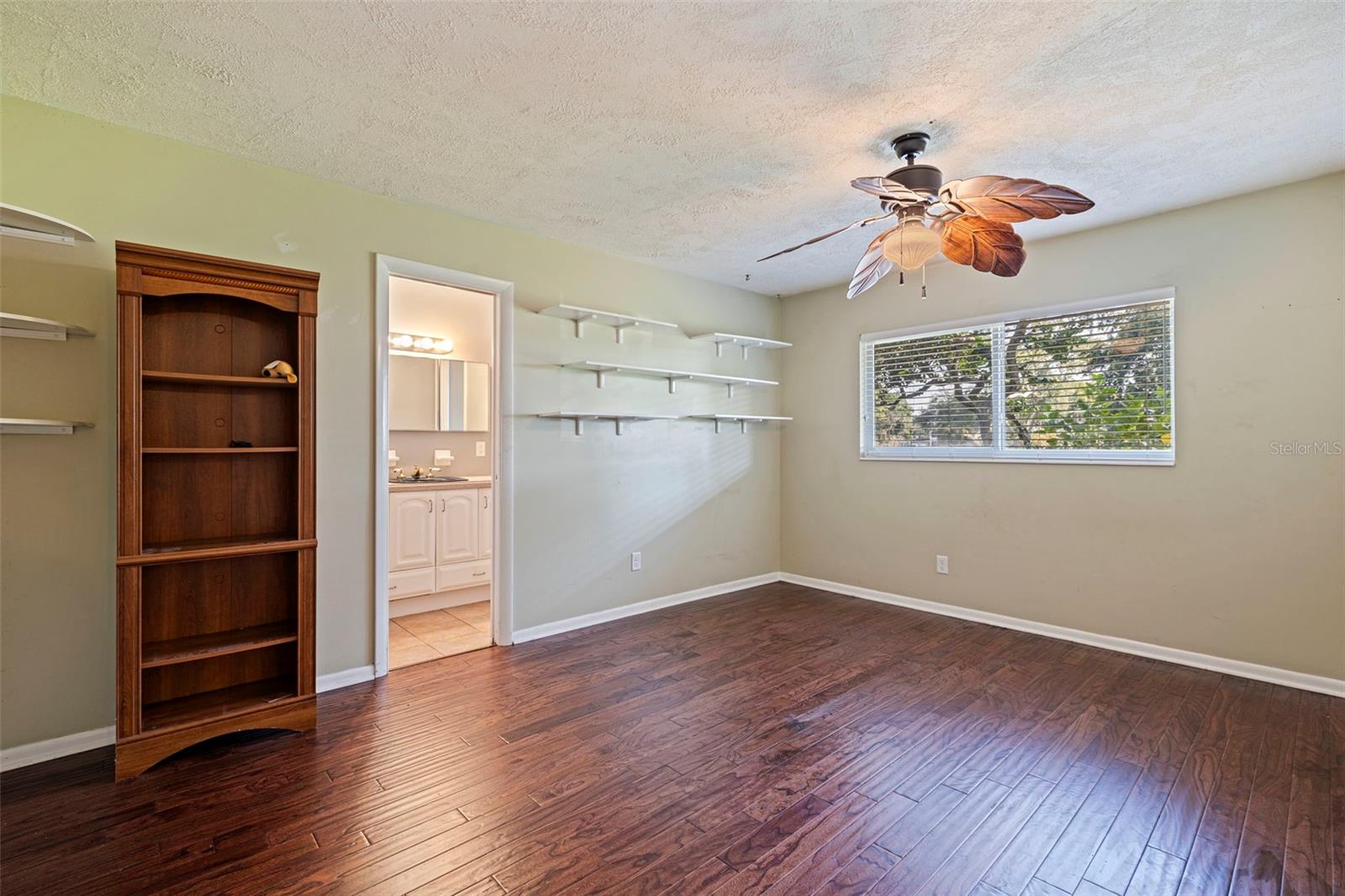 1572 84TH AVE N, ST PETERSBURG, FL, 33702