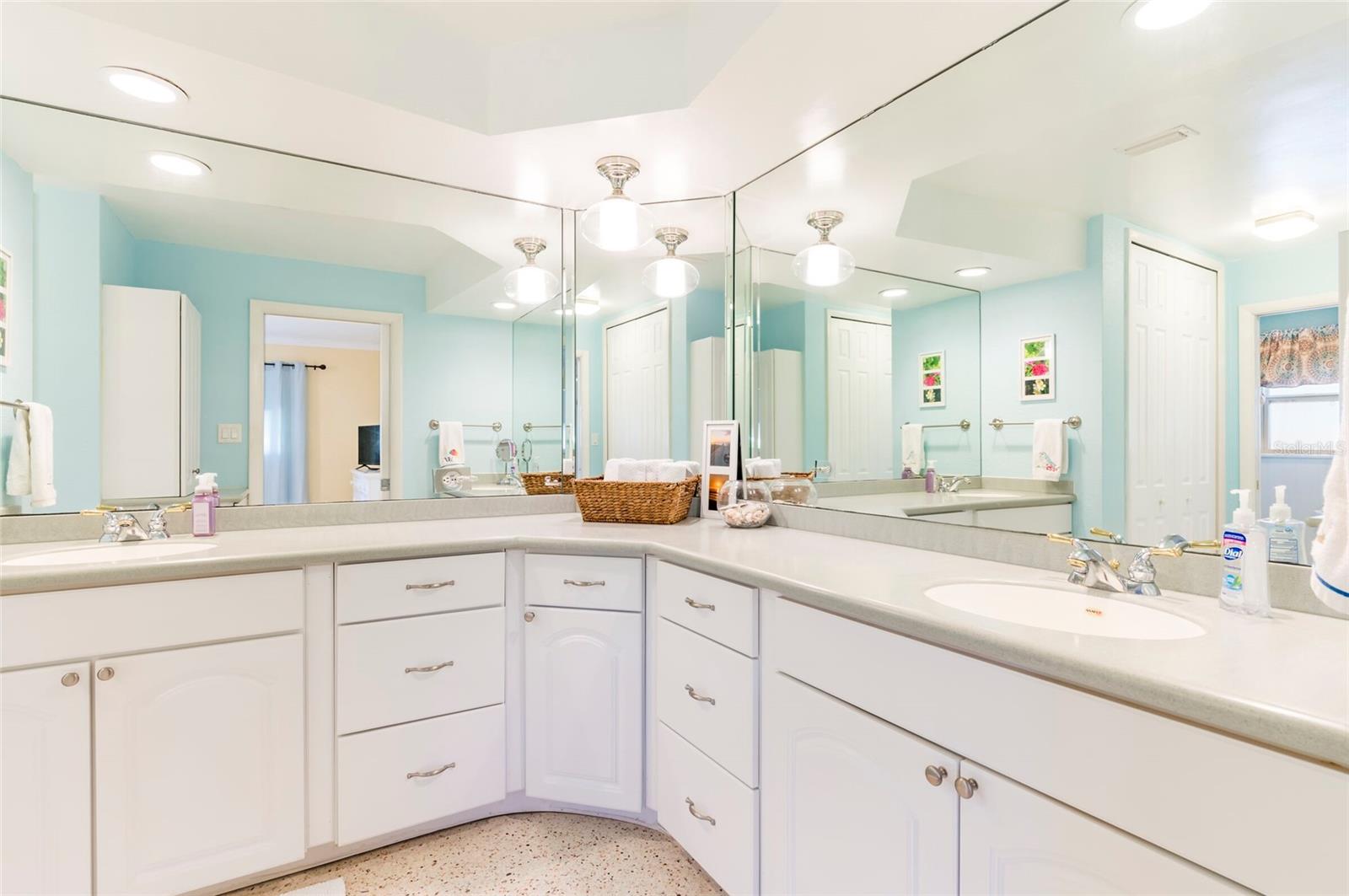 2849 SUNSET BLVD, BELLEAIR BLUFFS, FL, 33770