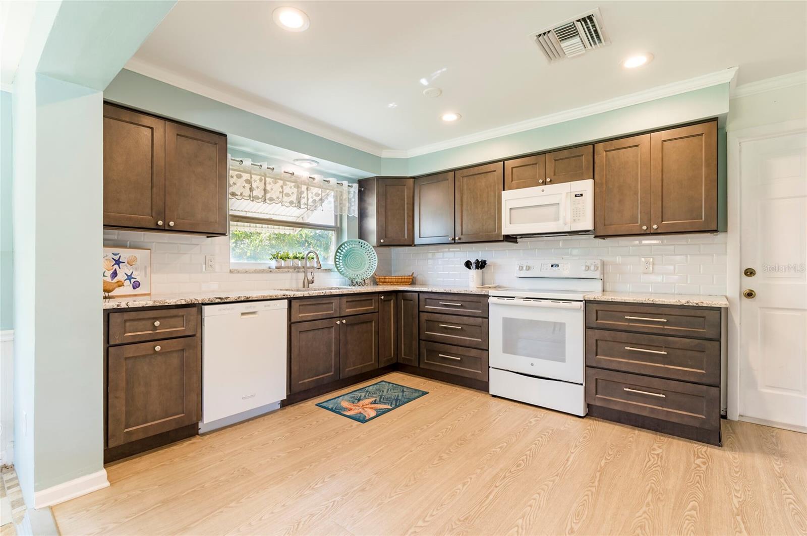2849 SUNSET BLVD, BELLEAIR BLUFFS, FL, 33770