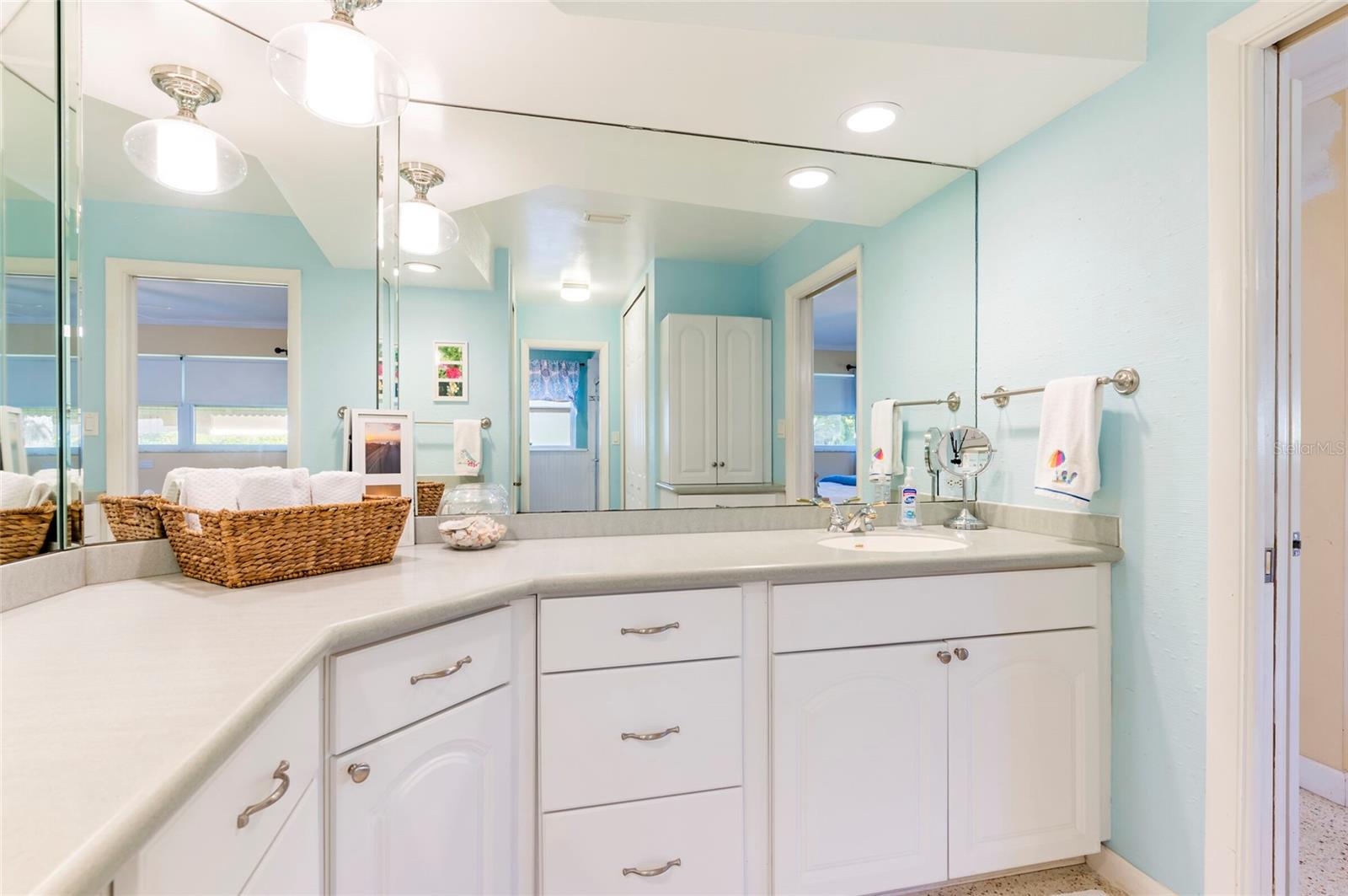 2849 SUNSET BLVD, BELLEAIR BLUFFS, FL, 33770