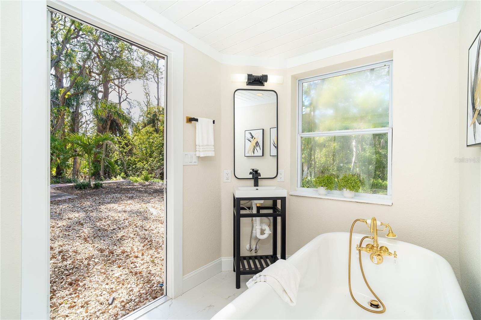 425 LAUREL RD W, NOKOMIS, FL, 34275