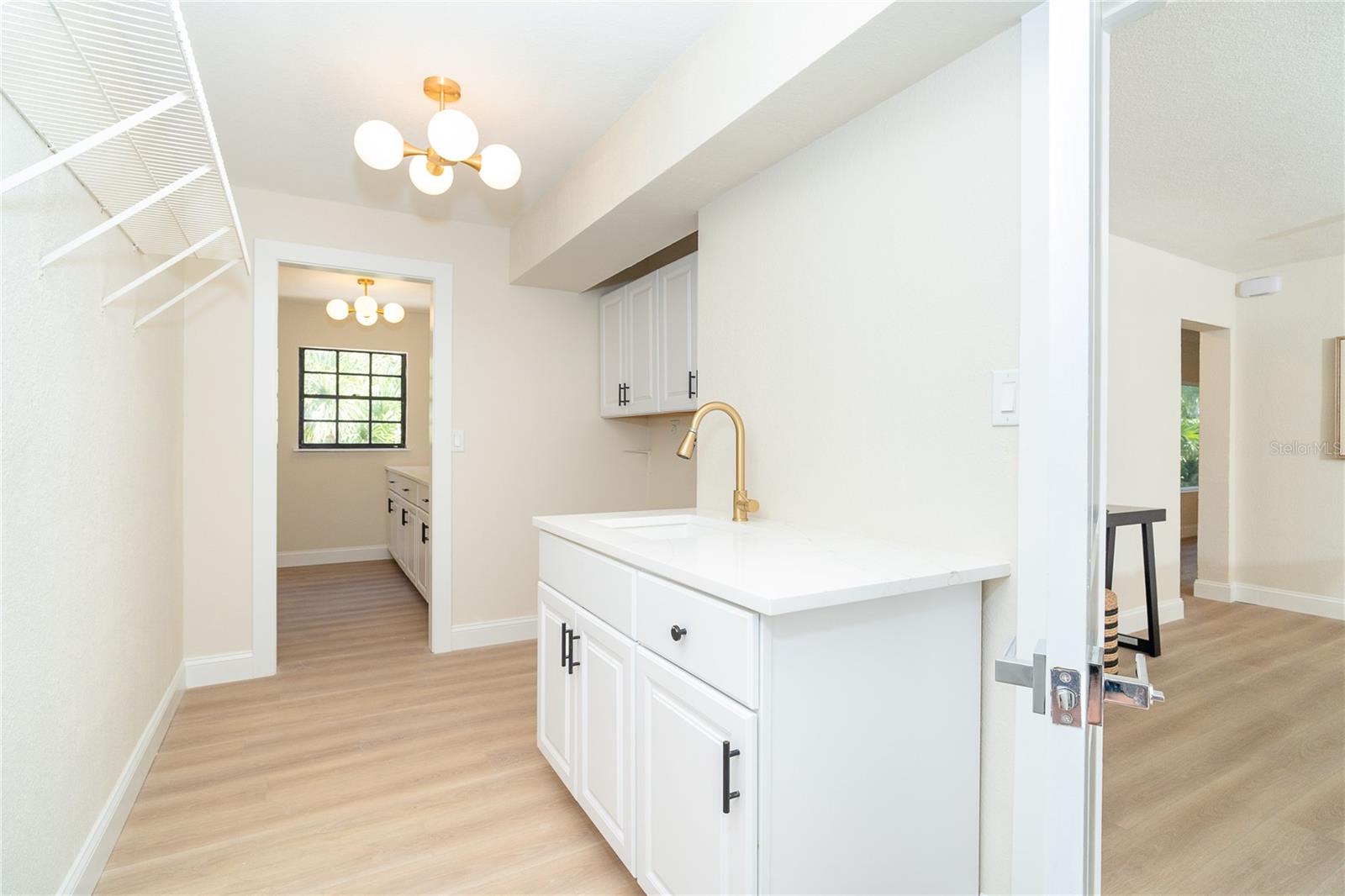 425 LAUREL RD W, NOKOMIS, FL, 34275