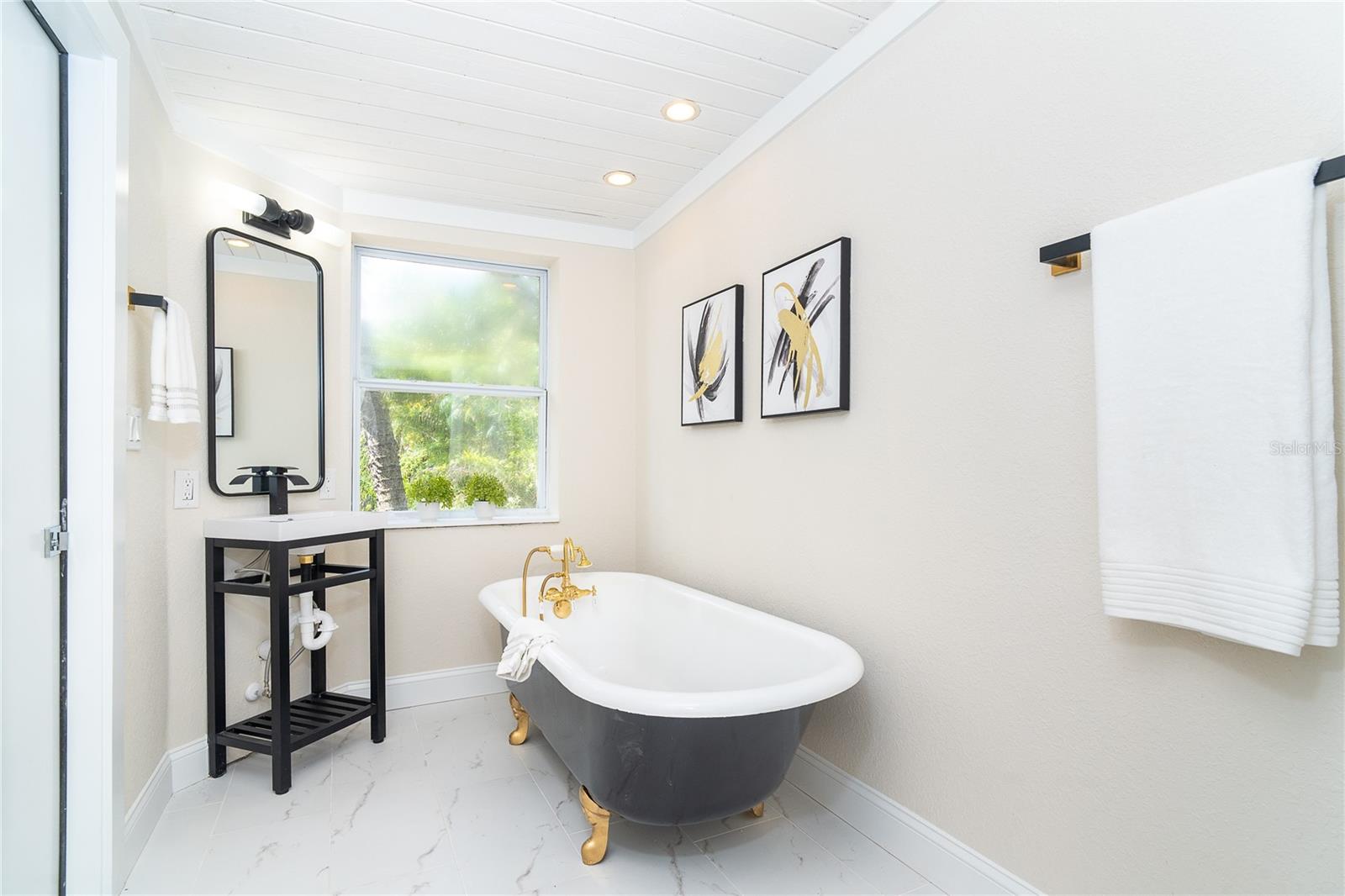 425 LAUREL RD W, NOKOMIS, FL, 34275