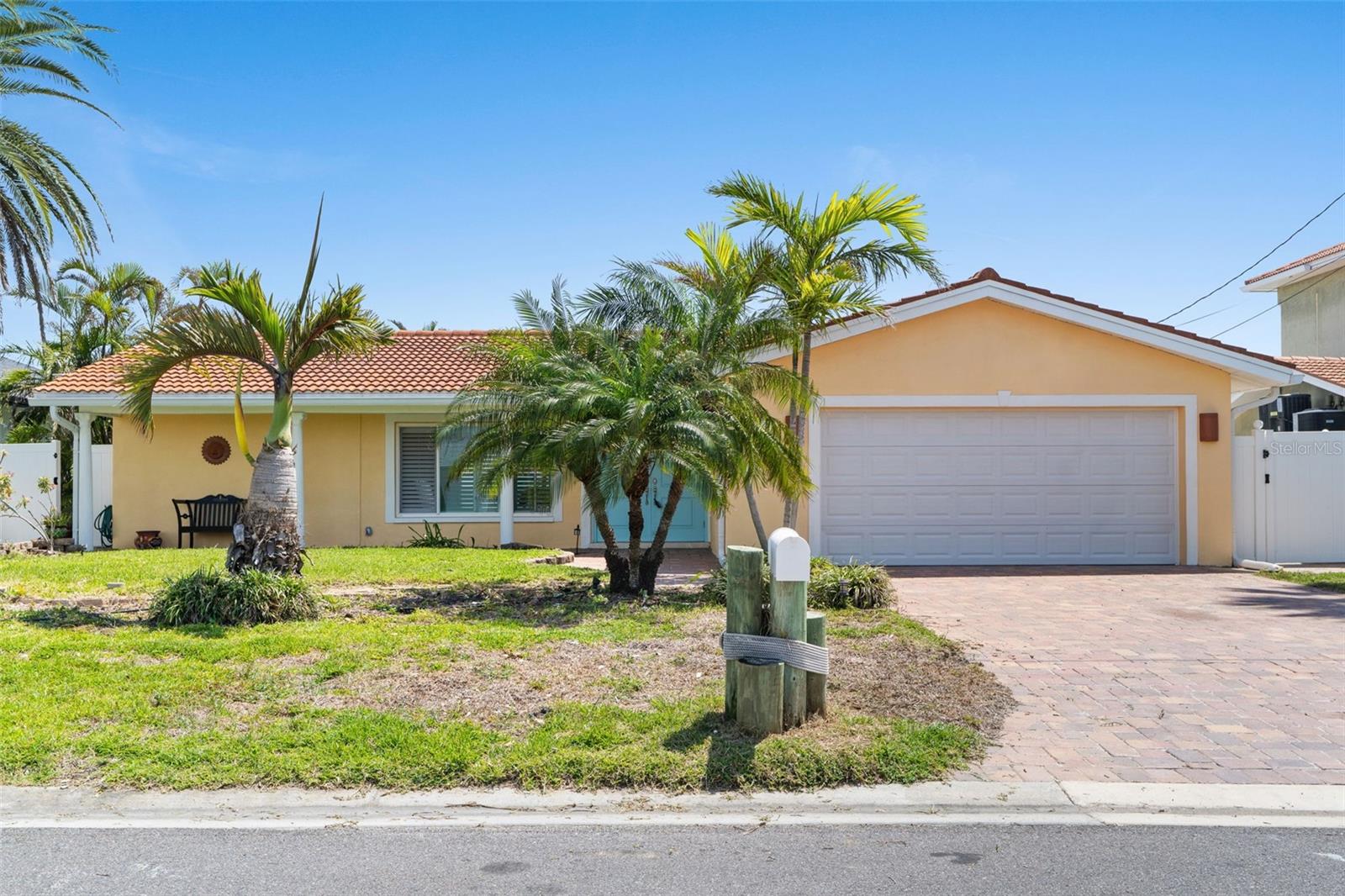 571 JOHNS PASS AVE, MADEIRA BEACH, FL, 33708