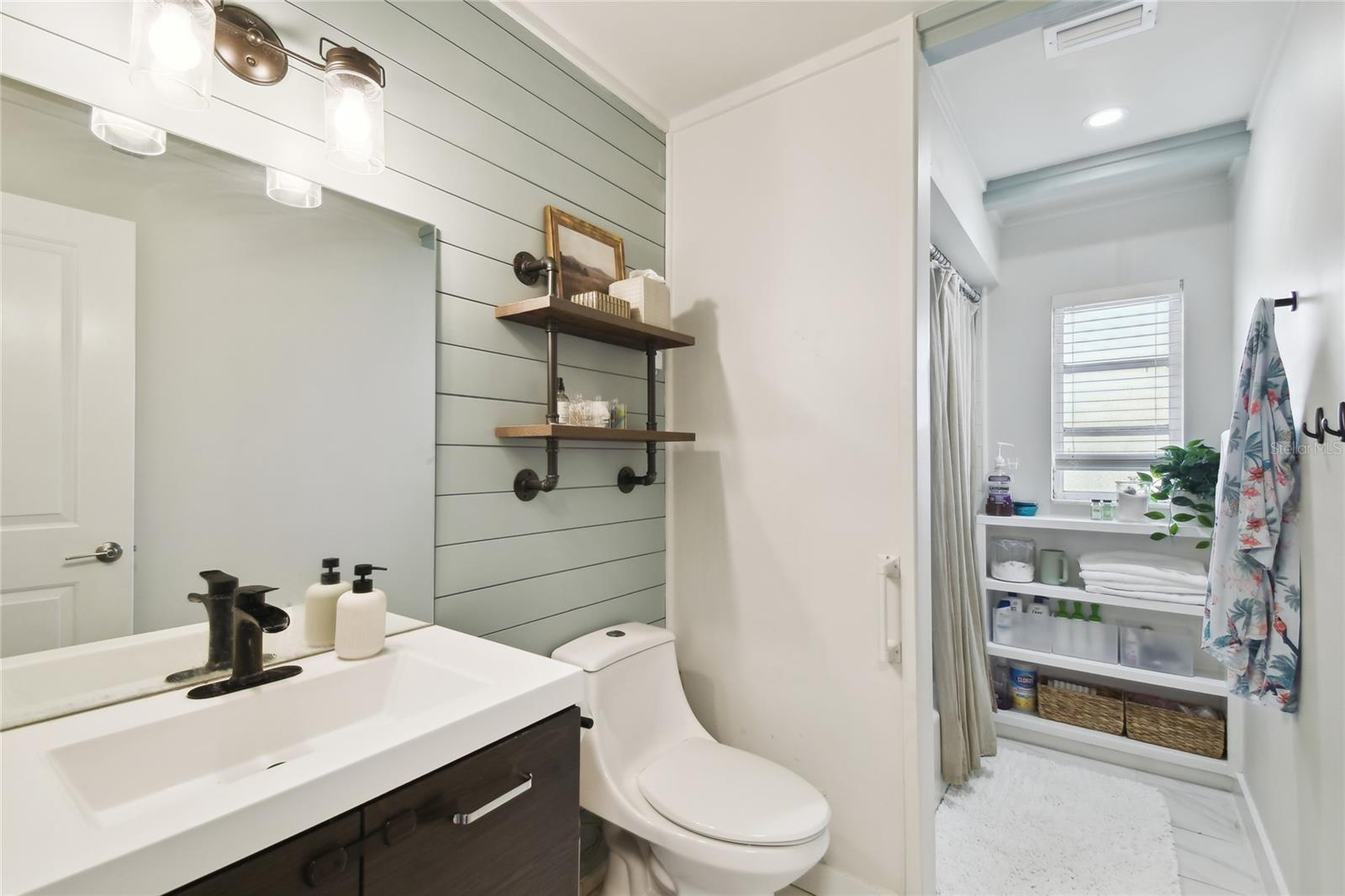 3202 W COACHMAN AVE, TAMPA, FL, 33611