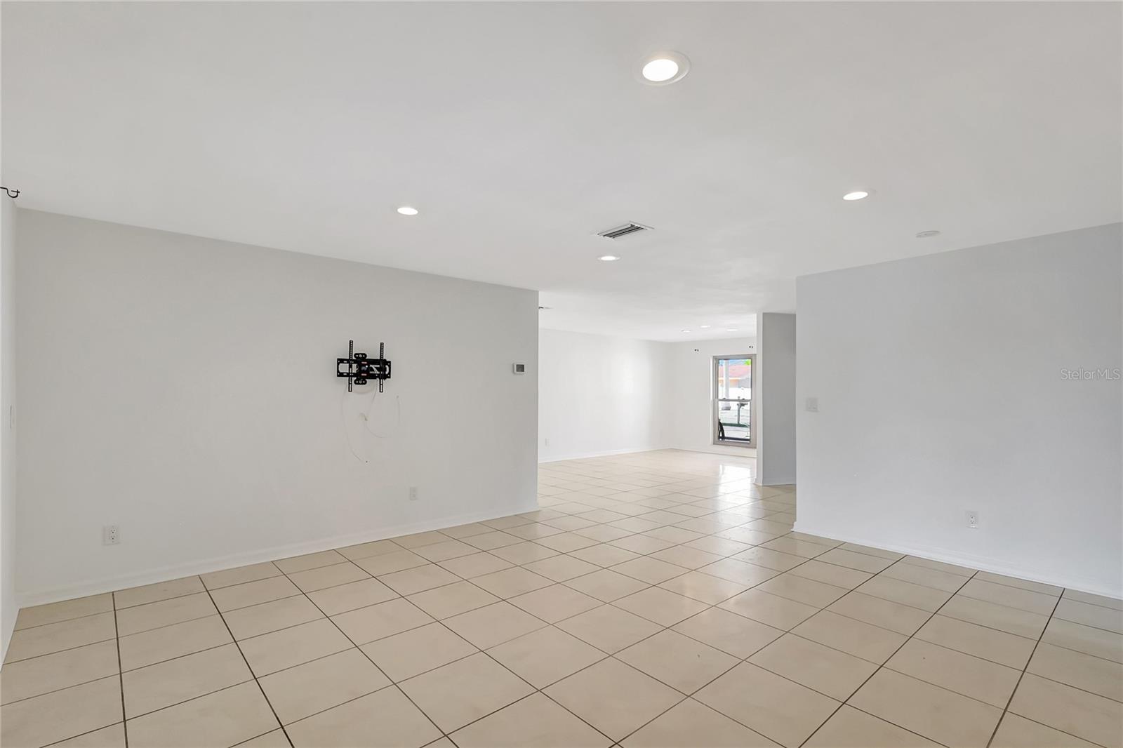 3901 E EDEN ROC CIR, TAMPA, FL, 33634