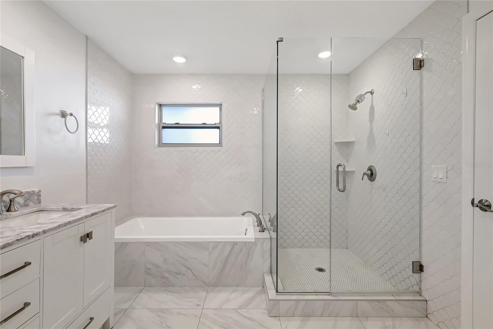 3901 E EDEN ROC CIR, TAMPA, FL, 33634