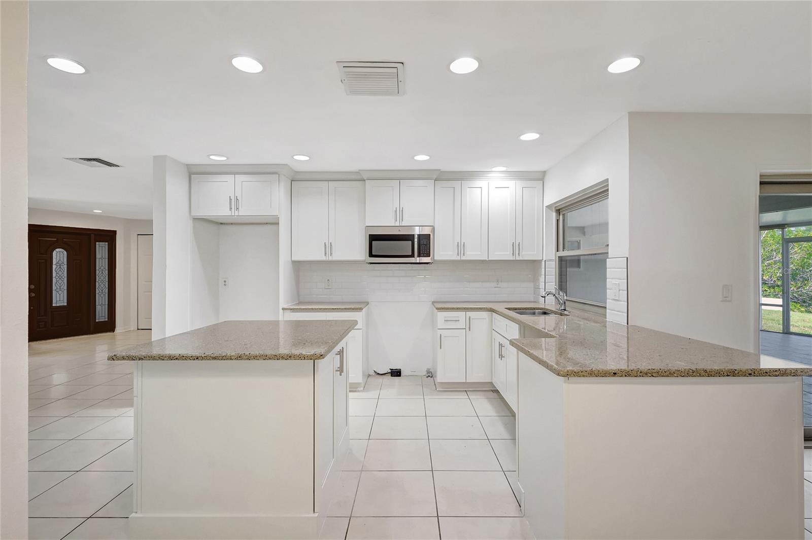 3901 E EDEN ROC CIR, TAMPA, FL, 33634