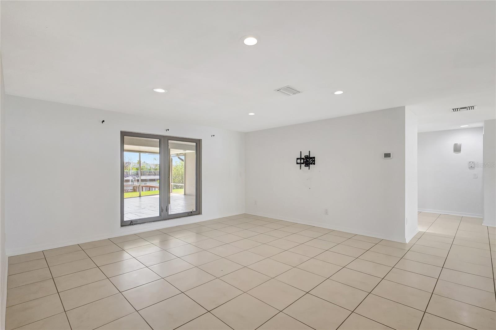 3901 E EDEN ROC CIR, TAMPA, FL, 33634