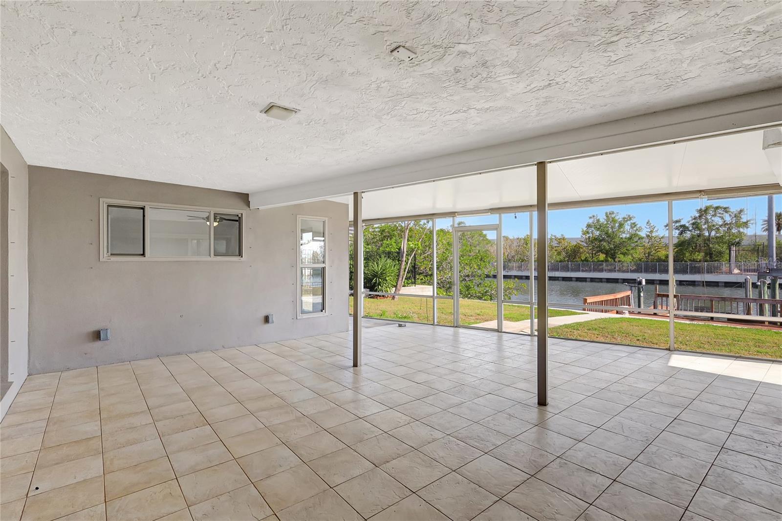 3901 E EDEN ROC CIR, TAMPA, FL, 33634