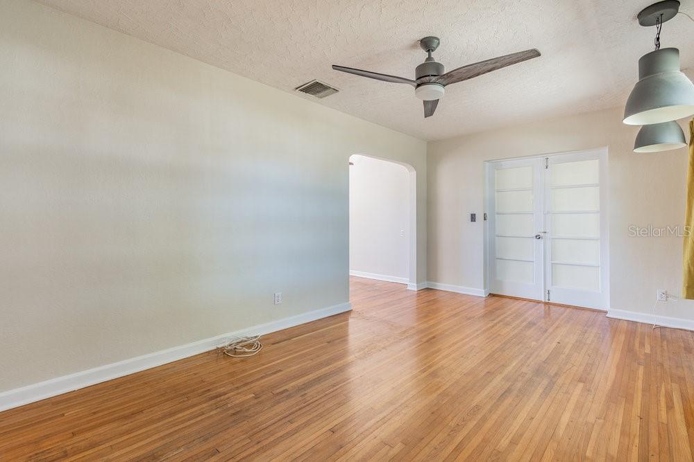 410 39TH AVE NE, ST PETERSBURG, FL, 33703